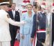 Après être apparus au balcon de la Salle des Glaces, le prince Albert et la princesse Charlene, mari et femme, ont rejoint, avec leur famille, les Monégasques sur la place du Palais princier, le 1er juillet 2011.