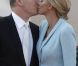 Après la Salle du trône et le balcon, un troisième baiser public, sur la place du Palais Princier, devant la foule !
Après être apparus au balcon de la Salle des Glaces, le prince Albert et la princesse Charlene, mari et femme, ont rejoint, avec leur famille, les Monégasques sur la place du Palais princier, le 1er juillet 2011.