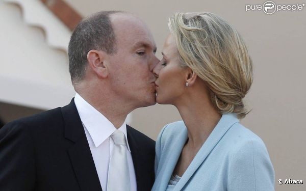 Après la Salle du trône et le balcon, un troisième baiser public, sur la place du Palais Princier, devant la foule ! 
 Après être apparus au balcon de la Salle des Glaces, le prince Albert et la princesse Charlene, mari et femme, ont rejoint, avec leur famille, les Monégasques sur la place du Palais princier, le 1er juillet 2011.