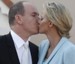  Après la Salle du trône et le balcon, un troisième baiser public, sur la place du Palais Princier, devant la foule ! 
 Après être apparus au balcon de la Salle des Glaces, le prince Albert et la princesse Charlene, mari et femme, ont rejoint, avec leur famille, les Monégasques sur la place du Palais princier, le 1er juillet 2011. 