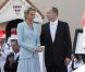 Après être apparus au balcon de la Salle des Glaces, le prince Albert et la princesse Charlene, mari et femme, ont rejoint, avec leur famille, les Monégasques sur la place du Palais princier, le 1er juillet 2011.
