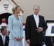 Après être apparus au balcon de la Salle des Glaces, le prince Albert et la princesse Charlene, mari et femme, ont rejoint, avec leur famille, les Monégasques sur la place du Palais princier, le 1er juillet 2011.