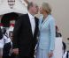 Après la Salle du trône et le balcon, un troisième baiser public, sur la place du Palais Princier, devant la foule !
Après être apparus au balcon de la Salle des Glaces, le prince Albert et la princesse Charlene, mari et femme, ont rejoint, avec leur famille, les Monégasques sur la place du Palais princier, le 1er juillet 2011.