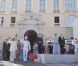 Après être apparus au balcon de la Salle des Glaces, le prince Albert et la princesse Charlene, mari et femme, ont rejoint, avec leur famille, les Monégasques sur la place du Palais princier, le 1er juillet 2011.