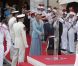 Après être apparus au balcon de la Salle des Glaces, le prince Albert et la princesse Charlene, mari et femme, ont rejoint, avec leur famille, les Monégasques sur la place du Palais princier, le 1er juillet 2011.