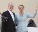Après être apparus au balcon de la Salle des Glaces, le prince Albert et la princesse Charlene, mari et femme, ont rejoint, avec leur famille, les Monégasques sur la place du Palais princier, le 1er juillet 2011.