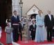 Après être apparus au balcon de la Salle des Glaces, le prince Albert et la princesse Charlene, mari et femme, ont rejoint, avec leur famille, les Monégasques sur la place du Palais princier, le 1er juillet 2011.