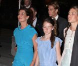 Caroline de Hanovre allant avec ses filles Alexandra et Charlotte au concert évènement de Jean-Michel Jarre donné en l'honneur du mariage du Prince Albert et de Charlene Wittstock, le 1er juillet 2011 à Monaco