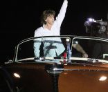 Arrivée de Jean-Michel Jarre en Riva pour le concert son et lumière préparé et donné spécialement en l'honneur des jeunes mariés Albert de Monaco et Charlene Wittstock. Monaco, le 1er juillet 2011