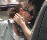 <p>Katie Holmes garde son joli sourire malgré quelques jours de séparation avec son mari Tom Cruise. Miami, 4 juillet 2011</p>