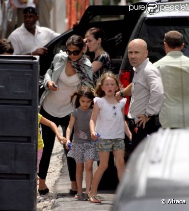 Après un week-end en famille pour célébrer les 49 ans de l'acteur, Katie Holmes, Suri et Tom Cruise retournent chacun à leurs occupations. Miami, 4 juillet 2011