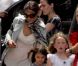Katie Holmes, fashionista rayonnante, embrasse son Tom Cruise