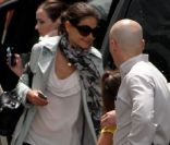 <p>Katie Holmes dit au revoir à Tom Cruise et part avec leur fille Suri. Miami, 4 juillet 2011</p>