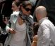 Katie Holmes dit au revoir à Tom Cruise et part avec leur fille Suri. Miami, 4 juillet 2011
