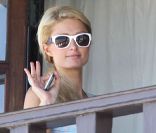 Paris Hilton sur son balcon à Malibu, regarde son fan se faire embarquer par la police, le 4 juillet 2011