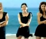 La chorégraphie culte de  Asereje  fait de Las Ketchup les stars de l'été 2002.