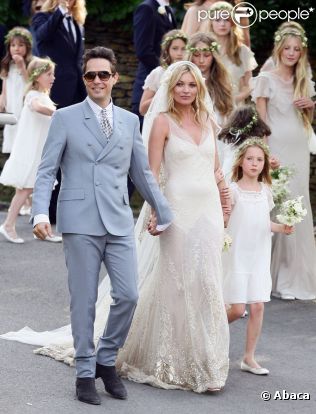 Kate Moss et Jamie Hince lors de leur mariage en Angleterre le 1er juillet 2011 