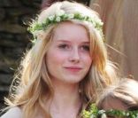 Lottie Moss, jeune soeur de Kate Moss, déjà star dans les médias. Ici elle vole la vedette de Kate lors de son mariage le 1er juillet 2011 