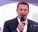  20 : 37  - En attendant le prime, Benjamin Castaldi prend déjà un bain de foule à l'extérieur de la Maison des Secrets... Début du prime à 20h50 ! 