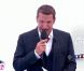  20 : 37  - En attendant le prime, Benjamin Castaldi prend déjà un bain de foule à l'extérieur de la Maison des Secrets... Début du prime à 20h50 ! 
