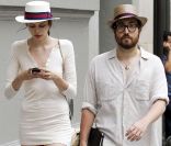Avec son look de dandy, Sean Lennon donne une vraie leçon de mode à sa petite amie Charlotte Kemp Muhl qui se laisse aller. New York, le 8 juillet 2011