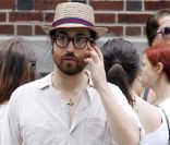 Sean Lennon se balade avec sa petite amie Charlotte Kemp Muhl dans le quartier de SoHo à New York, le 8 juillet 2011