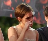 Emma Watson, bouleversée, lors de l'avant-première de Harry Potter et les Reliques de la mort partie II à Londres le 7 juillet 2011