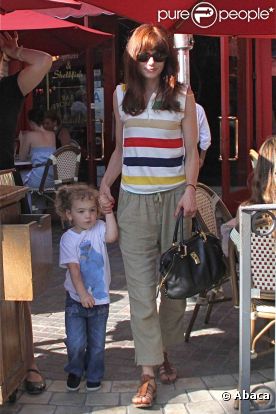Michelle Monagham fait les boutiques avec sa fille Willow de deux ans et demi. Los Angeles, 22 juin 2011