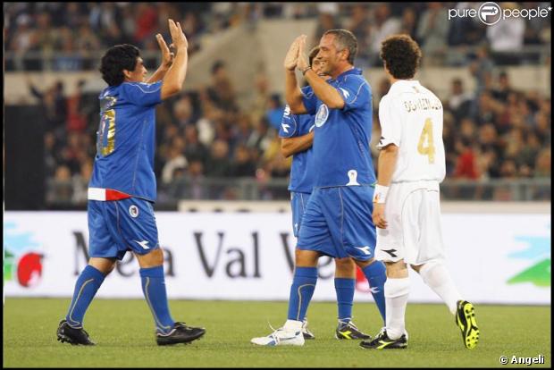 Maradonna et Eros Ramazzotti jouent au foot