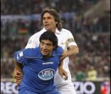Maradonna et Eros Ramazzotti jouent au foot