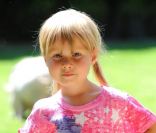 Tori Spelling, sa fille et son porc dans leur jardin à Los Angeles le 12 juillet 2011