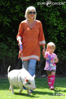 Tori Spelling, sa fille et son porc dans leur jardin à Los Angeles le 12 juillet 2011