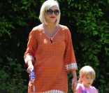 Tori Spelling, sa fille et son porc dans leur jardin à Los Angeles le 12 juillet 2011