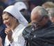  Séquence gag : le roi Carl XVI Gustaf de Suède a dû enfiler un poncho-poubelle lors du concert donné pour l'anniversaire de sa fille Victoria. 
 La princesse Victoria de Suède fêtait le 14 juillet 2011 osn 34e anniversaire, sous la pluie mais dans la bonne humeur, entourée de son époux le prince Daniel, de ses parents le roi Carl GXVI Gustaf et la reine Silvia, de son frère le prince Carl Philip et de sa soeur la princesse Madeleine. 