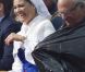  Séquence gag : le roi Carl XVI Gustaf de Suède a dû enfiler un pncho-poubelle lors du concert donné pour l'anniversaire de sa fille Victoria. 
 La princesse Victoria de Suède fêtait le 14 juillet 2011 osn 34e anniversaire, sous la pluie mais dans la bonne humeur, entourée de son époux le prince Daniel, de ses parents le roi Carl GXVI Gustaf et la reine Silvia, de son frère le prince Carl Philip et de sa soeur la princesse Madeleine. 