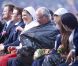  Séquence gag : le roi Carl XVI Gustaf de Suède a dû enfiler un pncho-poubelle lors du concert donné pour l'anniversaire de sa fille Victoria. 
 La princesse Victoria de Suède fêtait le 14 juillet 2011 osn 34e anniversaire, sous la pluie mais dans la bonne humeur, entourée de son époux le prince Daniel, de ses parents le roi Carl GXVI Gustaf et la reine Silvia, de son frère le prince Carl Philip et de sa soeur la princesse Madeleine. 
