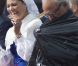  Séquence gag : le roi Carl XVI Gustaf de Suède a dû enfiler un poncho-poubelle lors du concert donné pour l'anniversaire de sa fille Victoria. 
 La princesse Victoria de Suède fêtait le 14 juillet 2011 son 34e anniversaire, sous la pluie mais dans la bonne humeur, entourée de son époux le prince Daniel, de ses parents le roi Carl GXVI Gustaf et la reine Silvia, de son frère le prince Carl Philip et de sa soeur la princesse Madeleine. 