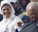  Séquence gag : le roi Carl XVI Gustaf de Suède a dû enfiler un pncho-poubelle lors du concert donné pour l'anniversaire de sa fille Victoria. 
 La princesse Victoria de Suède fêtait le 14 juillet 2011 osn 34e anniversaire, sous la pluie mais dans la bonne humeur, entourée de son époux le prince Daniel, de ses parents le roi Carl GXVI Gustaf et la reine Silvia, de son frère le prince Carl Philip et de sa soeur la princesse Madeleine. 