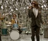 Lenny Kravitz dans le clip de Stand