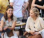 Ornella Muti et Alessandra Mastronardi, sur le tournage du dernier long métrage de Woody Allen,  The Bop Decameron , à Rome (Italie), vendredi 15 juillet 2011.