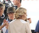 Ornella Muti sur le tournage du nouveau Woody Allen à Rome, elle écoute les indications du metteur en scène 