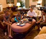 La famille Obama en mode cool regardant la finale de coupe du monde de football féminin le 17 juillet 2011. Les USA ont perdu contre l'équipe du Japon 