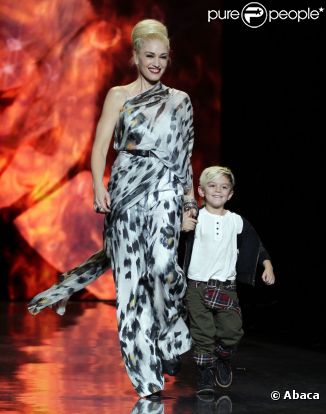 Gwen Stefani et Kingston lors du final de son défilé L.A.M.B 