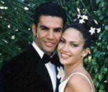 Jennifer Lopez et son premier mari Ojani Noa lors de leur mariage en 1997 