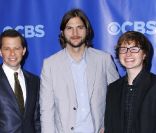 Ahston Kutcher rejoint Jon Cryer et Angus T. Jones dans  Two and a half men  (Mon Oncle Charlie). Ici à New York, le 18 mai 2011.