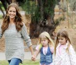  Denise Richards en compagnie de ses filles Lola Rose Sheen et Sam Sheen en juin 2011 à Los Angeles 