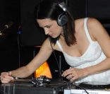 Asia Argento derrière les platines du Luch club à Moscou, le 21 juillet 2011. La musique est une seconde passion pour Asia après le cinéma. 