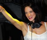 Asia Argento derrière les platines du Luch club à Moscou, le 21 juillet 2011. Après plus de deux ans d'absence des grands écrans, Asia a quatre films en projet. 