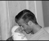 La petite Harper Seven dans les bras de son papa David Beckham, à Los Angeles, juillet 2011.