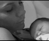 La petite Harper Seven dans les bras de sa maman Victoria Beckham, à Los Angeles, juillet 2011.